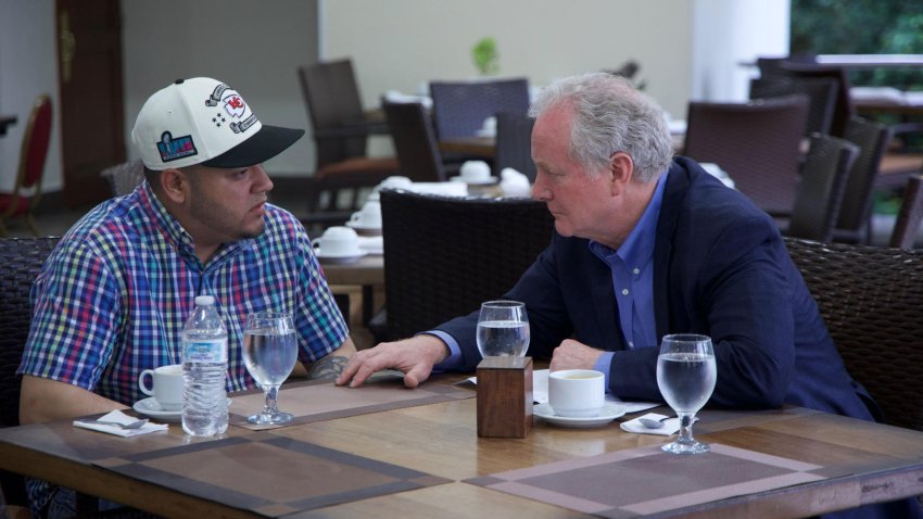 El senador estadounidense Van Hollen se reúne con el salvadoreño Kilmar Ábrego