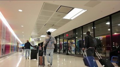 Pasajeros del aeropuerto Newark enfrentan caos
