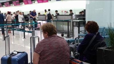 Viajeros frustrados por otro día más de retrasos en aeropuerto de Newark