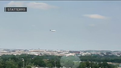 Dos aviones abortan sus aterrizajes en el Areopuerto Reagan ante cercanía de helicóptero