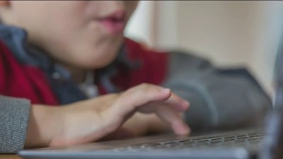 Sigue estos consejos para mantener a tus hijos seguros al usar internet