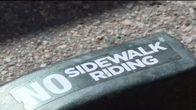 Consejo municipal de Denver aprueba ordenanza para sacar scooters de las aceras y mejorar seguridad peatonal