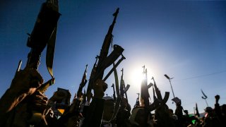 Partidarios de los hutíes yemeníes se reúnen con fotos del líder de Hamás, Yahya Sinwar, asesinado, durante una manifestación celebrada en Saná, la capital controlada por los hutíes, el 18 de octubre de 2024, en protesta contra los ataques israelíes al Líbano y la guerra en curso entre Israel y militantes de Hamás en la Franja de Gaza.