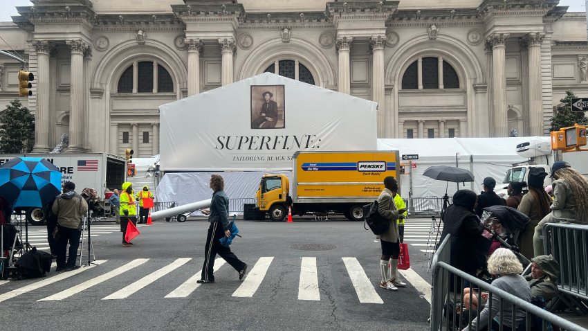 05 May 2025, USA, New York: Fans wait outside the Metropolitan Museum hours before the start of the Met Gala 2025. The benefit gala for the Costume Institute at the Metropolitan Museum of Art traditionally takes place on the first Monday in May, before the opening of the spring exhibition – this year “Superfine: Tailoring Black Style”. Photo: Christina Horsten/dpa (Photo by Christina Horsten/picture alliance via Getty Images)