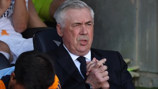 Carlo Ancelotti durante el partido entre el FC Barcelona y el Real Madrid CF, correspondiente a la jornada 35 de LaLiga EA Sports, en el Estadio Lluis Companys de Barcelona, ​​España, el 11 de mayo de 2025.