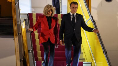 En video: la presunta cachetada que le propinó la primera dama de Francia a Macron