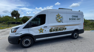 La Oficina del Sheriff del Condado St Lucie encontró el cuerpo del menor dentro de su habitación, en donde se cree permaneció muerto por varias semanas.