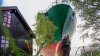 Insólito: se despierta y encuentra un gigantesco barco de carga en su patio