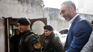 El exmédico de la fallecida leyenda del fútbol argentino Diego Maradona, Leopoldo Luque, se va después de una audiencia de juicio en San Isidro, en las afueras de Buenos Aires, el 29 de mayo de 2025.