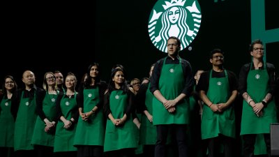 Nuevo código de vestimenta en Starbucks causa huelga de baristas en EEUU