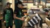 Nuevo código de vestimenta en Starbucks lleva a huelga a más de 1,000 baristas