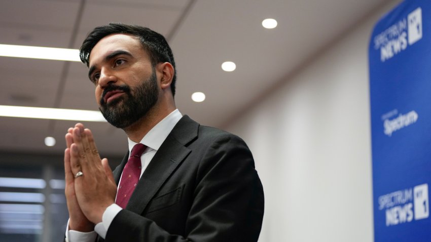 El candidato demócrata a la alcaldía Zohran Mamdani habla en Nueva York, el 12 de junio de 2025. EFE/VINCENT ALBAN / THE NEW YORK TIMES / POOL
“` ////////// Democratic mayoral candidate Zohran Mamdani speaks after the New York City Democratic Mayoral Primary Debate at John Jay College of Criminal Justice in the Gerald W. Lynch Theater in New York, New York, USA, 12 June 2025. EFE/VINCENT ALBAN / THE NEW YORK TIMES / POOL