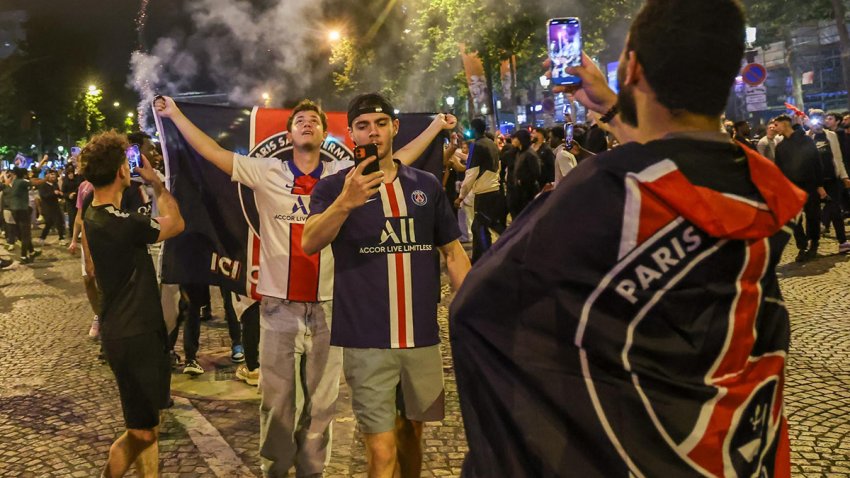 Paris (France), 31/05/2025.- Fans of PSG celebrate on the Champs-Elysees after their team won the UEFA Champions League final between Paris Saint-Germain and Internazionale Milano, Paris, France, 31 May 2025. (Liga de Campeones, Francia) EFE/EPA/CHRISTOPHE PETIT TESSON