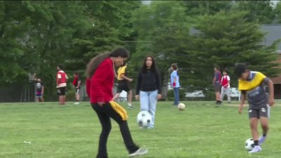 Todo listo para el partido de fútbol entre dos escuelas del condado Fairfax