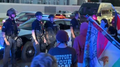 Varios cargos para hombre que agredió a un agente en la manifestación en Dallas