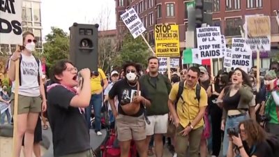 Grupos protestan contra ICE en plaza de Columbia Heights