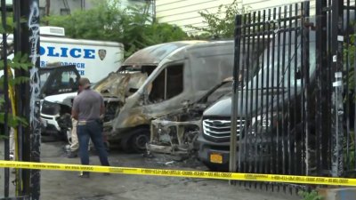 Investigan patrullas del NYPD incendiadas en Brooklyn
