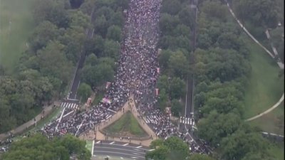 La lluvia no detiene a los manifestantes en Filadelfia por el ‘No Kings Day’