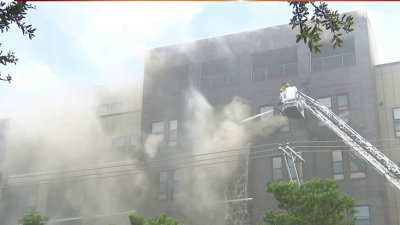 Decenas de personas desalojadas y un herido tras incendio en apartamentos de Fort Worth