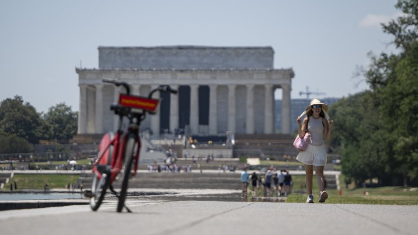 WASHINGTON DC, UNITED STATES – JUNE 21: An Excessive heat watch has been issued in Washington DC as the area faces the hottest summer weekend in years. The National Weather Service issued a heat advisory for Washington, D.C., and surrounding parts of Maryland and Virginia, for much of Saturday and Sunday. (Photo by Celal Gunes/Anadolu via Getty Images)