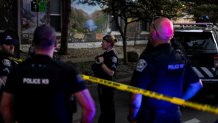 BOULDER, COLORADO - 1 DE JUNIO: El 1 de junio de 2025, en Boulder, Colorado, la policía bloquea el al centro de la ciudad tras un incidente que el FBI está investigando como acto terrorista. Un sospechoso se encuentra detenido tras, al parecer, lanzar un artefacto incendiario contra un grupo que participaba en una marcha organizada cerca del palacio de justicia para solidarizarse con los rehenes retenidos por Hamas en Gaza. (Foto de Chet Strange/Getty Images)