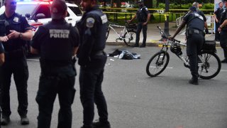Se ven ropa y artículos de emergencia médica en la calle donde dos personas fueron apuñaladas en el parque Dupont Circle, reabierto en Washington DC, el 7 de junio de 2025.