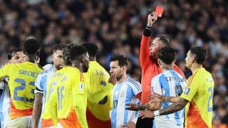 El árbitro paraguayo Juan Benítez le muestra una tarjeta roja al mediocampista argentino #08 Enzo Fernández durante el partido de fútbol de las eliminatorias sudamericanas de la Copa Mundial de la FIFA 2026 entre Argentina y Colombia en el estadio Más Monumental de Buenos Aires, el 10 de junio de 2025.