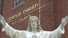 Policía: hombre se vuelve loco durante servicio religioso en Long Island y causa daños por $10,000