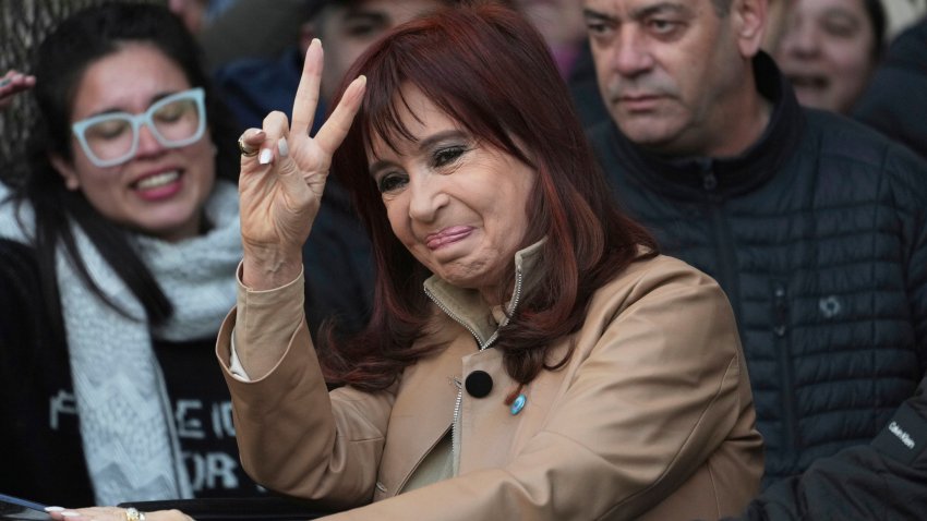 La expresidenta de Argentina, Cristina Fernández, saluda a sus partidarios al salir de su casa en Buenos Aires, Argentina, el martes 10 de junio de 2025. (AP Foto/Rodrigo Abd)