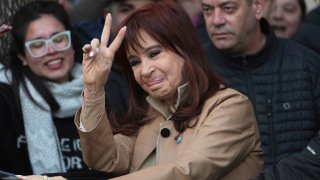 La expresidenta de Argentina, Cristina Fernández, saluda a sus partidarios al salir de su casa en Buenos Aires, Argentina, el martes 10 de junio de 2025.