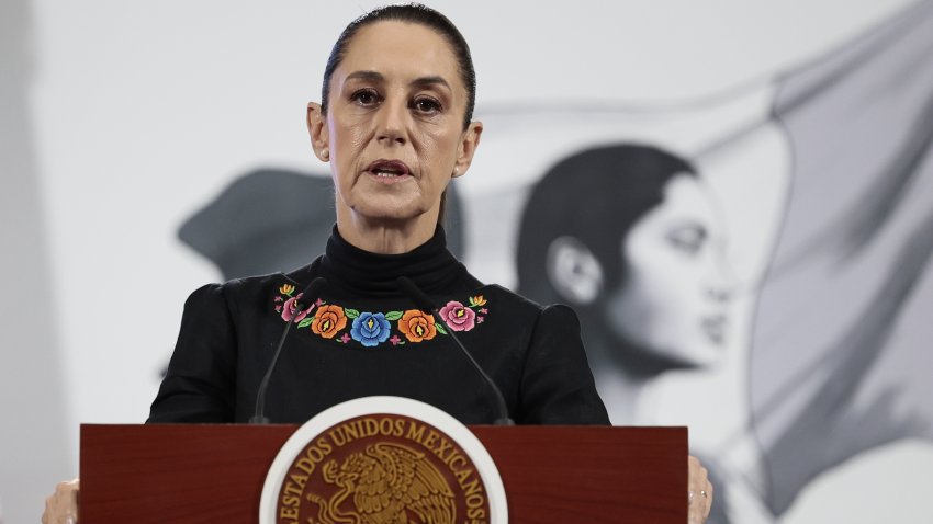 MEX5973. CIUDAD DE MÉXICO (MÉXICO), 20/06/2025.- La presidenta de México, Claudia Sheinbaum, habla durante su conferencia de prensa diaria este viernes, en Palacio Nacional de la Ciudad de México (México). Sheinbaum informó que hasta ahora suman 222 connacionales detenidos en Estados Unidos desde que iniciaron las redadas emprendidas en California por el Gobierno del mandatario Donald Trump. EFE/José Méndez