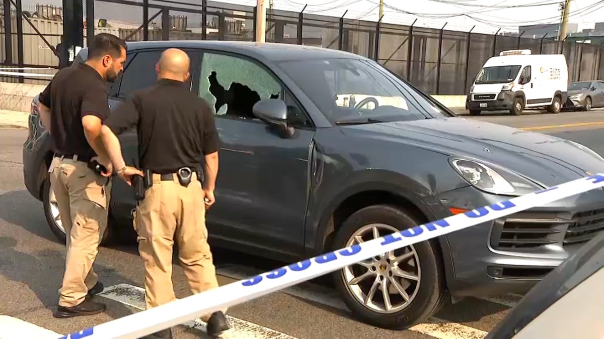 Oficiales del NYPD disparan en Queens durante robo – Telemundo New York ...