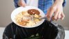 Casi un 30% de la comida se bota en EEUU: cómo impacta tu bolsillo y el medioambiente