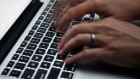 ARCHIVO – Esta fotografía del 19 de junio de 2017 muestra a una persona trabajando en una computadora en North Andover, Massachusetts. (AP Foto/Elise Amendola, Archivo)