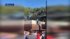 Captan impactante rescate de niño caminando por rieles de parque de diversiones