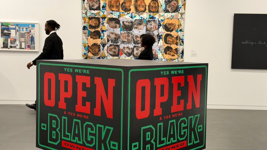 Personas caminan entre las obras &#8216;Echoes of Harlem&#8217; (1980) de Faith Ringgold (en la pared) y &#8216;Yes we&#8217;re open and yes we&#8217;re black owned&#8217; (2021) de Lauren Halsey (delante) en el Studio Museum este 6 de noviembre de 2025, en Nueva York (EE.UU.). EFE/Sarah Yáñez-Richards