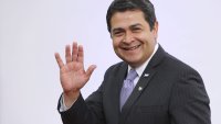 BRU120. BOGOTÁ (COLOMBIA), 28/11/2025.- Fotografía de archivo del 10 de Junio de 2015 del presidente de Honduras, Juan Orlando Hernández, saludando en Bruselas (Bélgica). El presidente estadounidense, Donald Trump, anunció este viernes que indultará al exmandatario hondureño Juan Orlando Hernández (2014-2022), condenado en 2024 en Estados Unidos por tres cargos de narcotráfico y armas, incluyendo haber recibido dinero del capo mexicano Joaquín ‘El Chapo’ Guzmán. EFE/ Etienne Laurent/ ARCHIVO