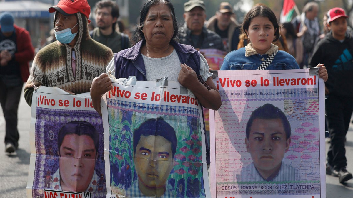 Exigen respuestas por el caso de los estudiantes de Ayotzinapa ...