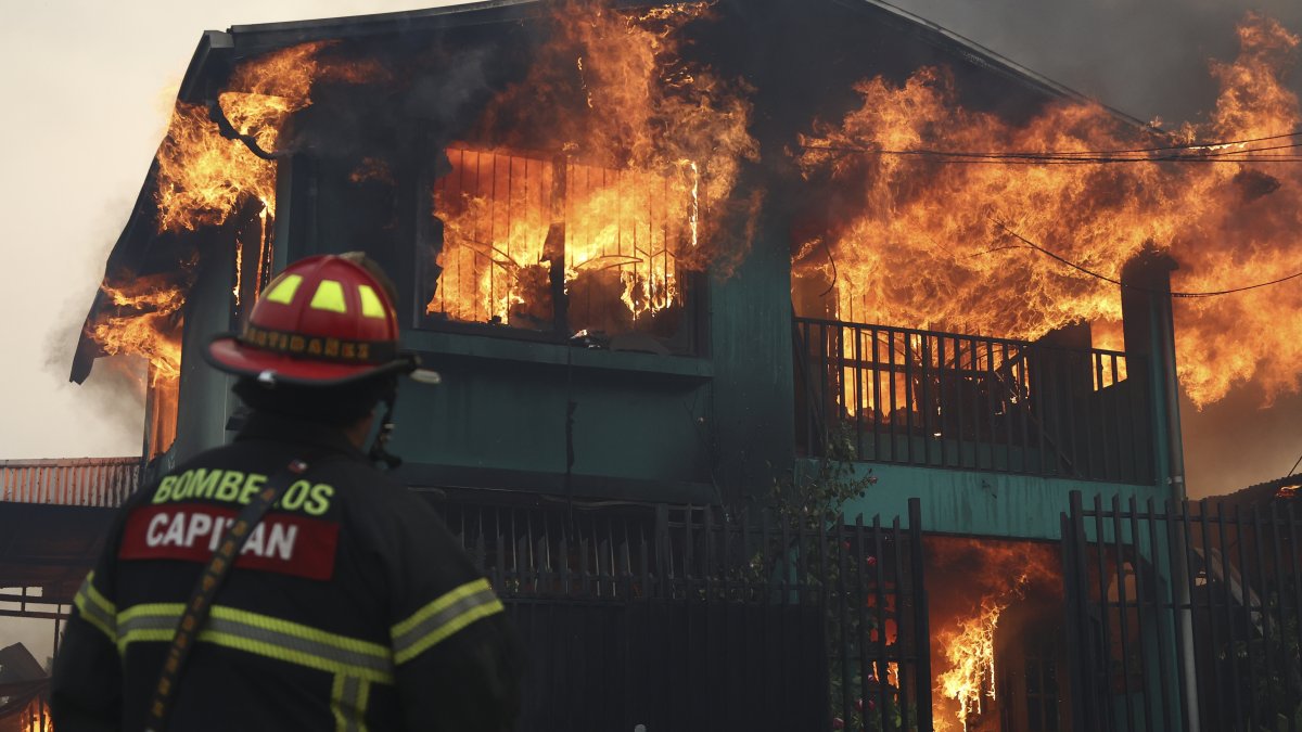 Declaran emergencia en Chile tras incendios forestales que dejan al menos 15 muertos 