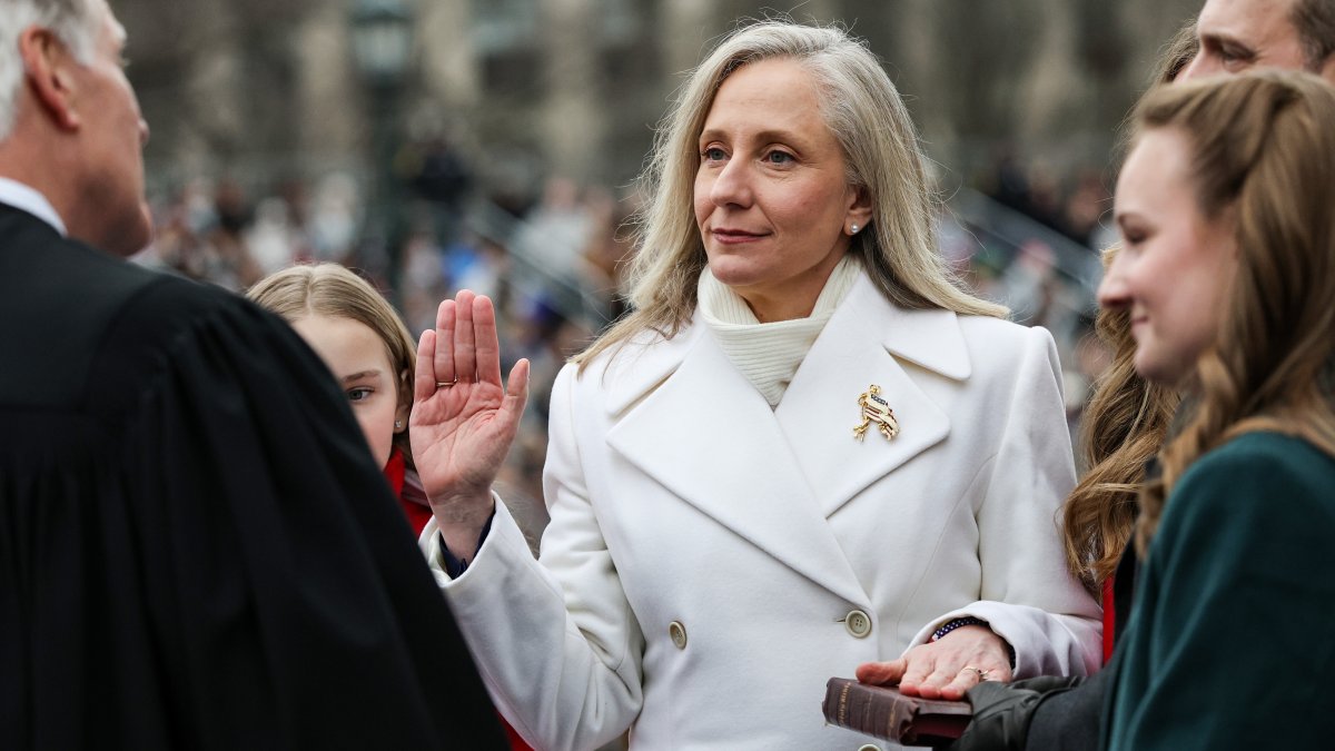 Abigail Spanberger toma posesión y hace historia como la primera mujer en gobernar Virginia