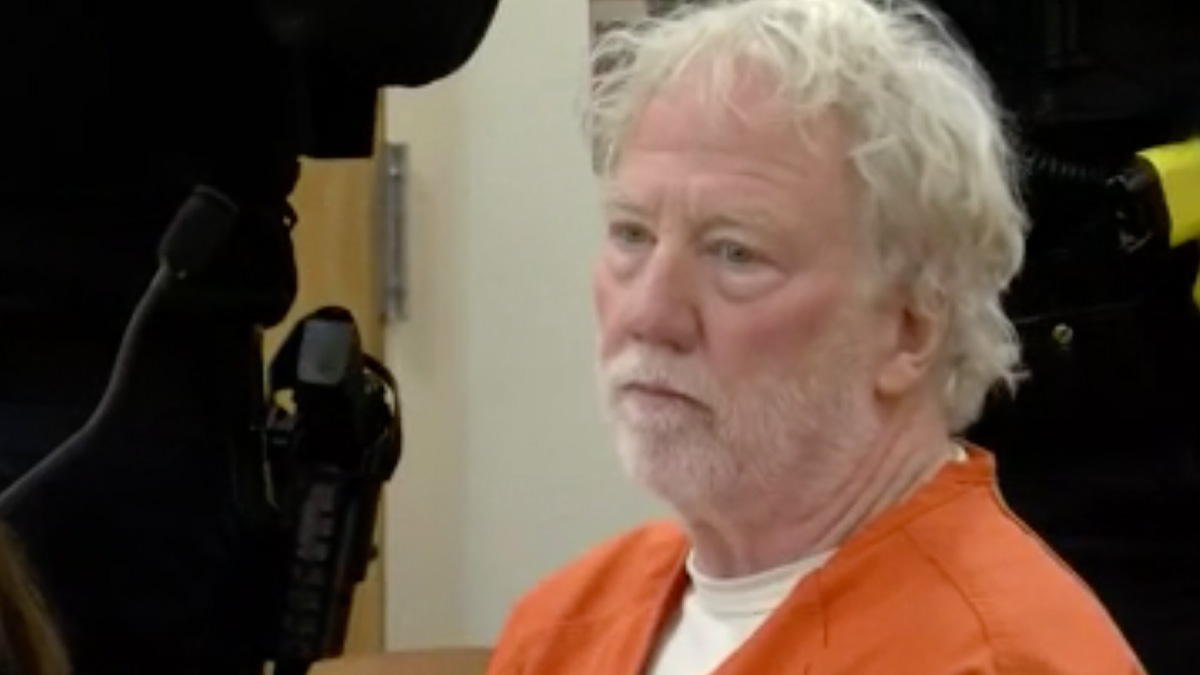 Liberan al actor Timothy Busfield mientras espera juicio por abuso sexual a menores