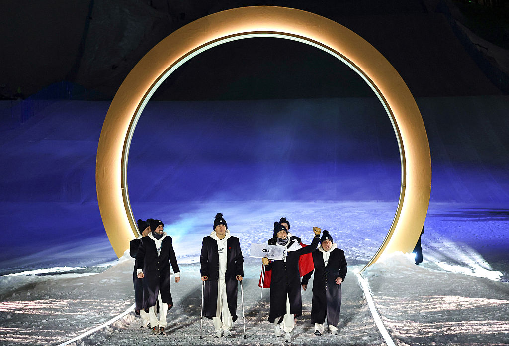Atletas del equipo de Chile llegan durante la ceremonia de inauguración de los Juegos Olímpicos de Invierno de Milano Cortina 2026 en Livigno, en el norte de Italia, el 6 de febrero de 2026. (Foto de Cameron Spencer / POOL / AFP a través de Getty Images)