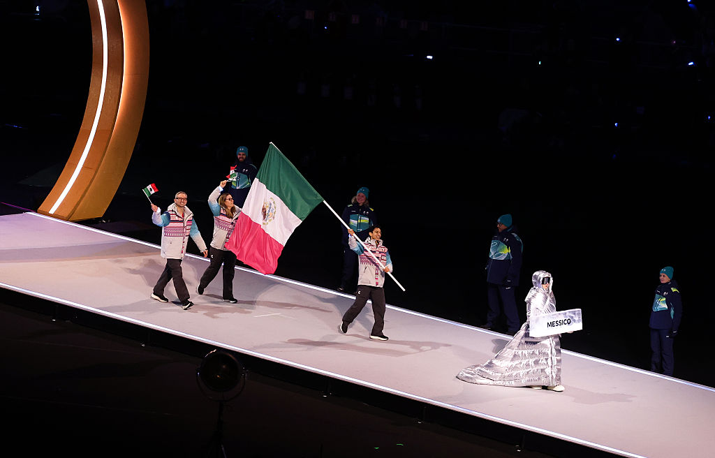 El equipo mexicano desfila hacia el escenario durante la ceremonia de inauguración de los Juegos Olímpicos de Invierno de Milano Cortina 2026 en el estadio San Siro de Milán, Italia. Fecha de la fotografía: viernes 6 de febrero de 2026. (Foto de Fabrizio Carabelli/PA Images a través de Getty Images)