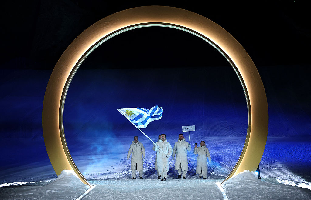 El abanderado Nicolás Pirozzi Mayer, del equipo de Uruguay, encabeza la delegación durante la ceremonia de inauguración de los Juegos Olímpicos de Invierno Milano Cortina 2026 en el Livigno Snow Park, el 6 de febrero de 2026 en Livigno, Italia. (Foto de Cameron Spencer / POOL / AFP a través de Getty Images)