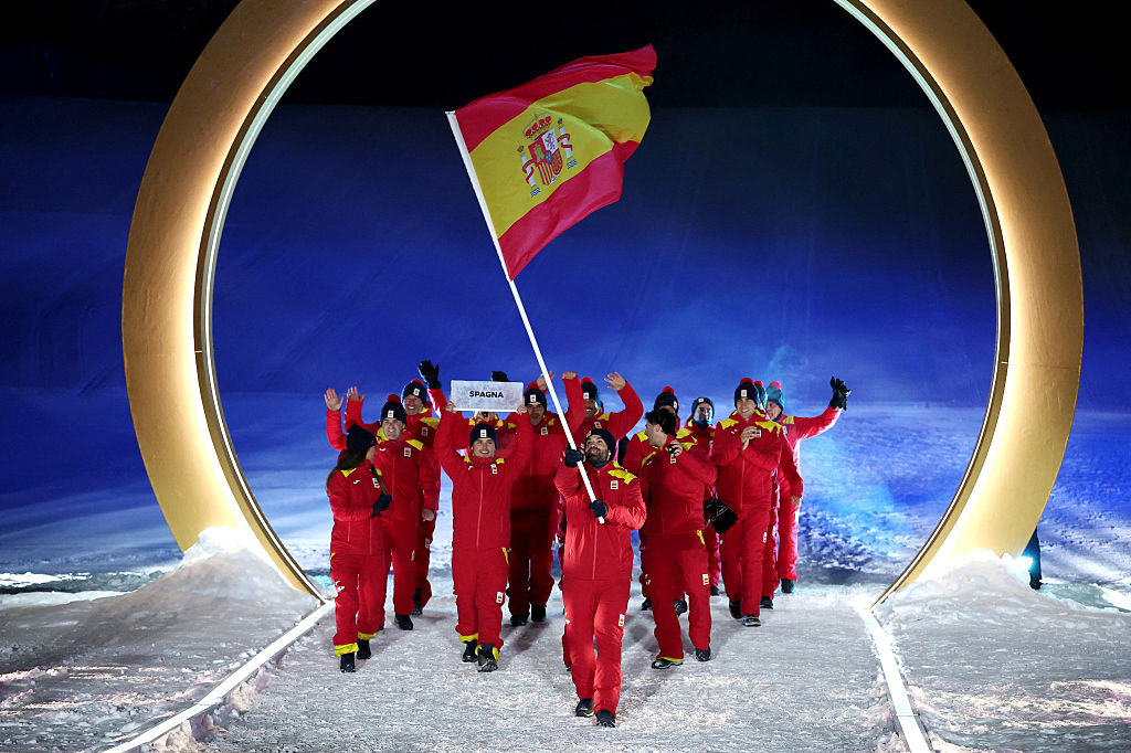 El abanderado Joaquim Salarich Baucells, del equipo español, encabeza la delegación durante el desfile de la ceremonia de inauguración de los Juegos Olímpicos de Invierno Milano Cortina 2026 en el Livigno Snow Park, el 6 de febrero de 2026 en Livigno, Italia. (Foto de Cameron Spencer / POOL / AFP a través de Getty Images)