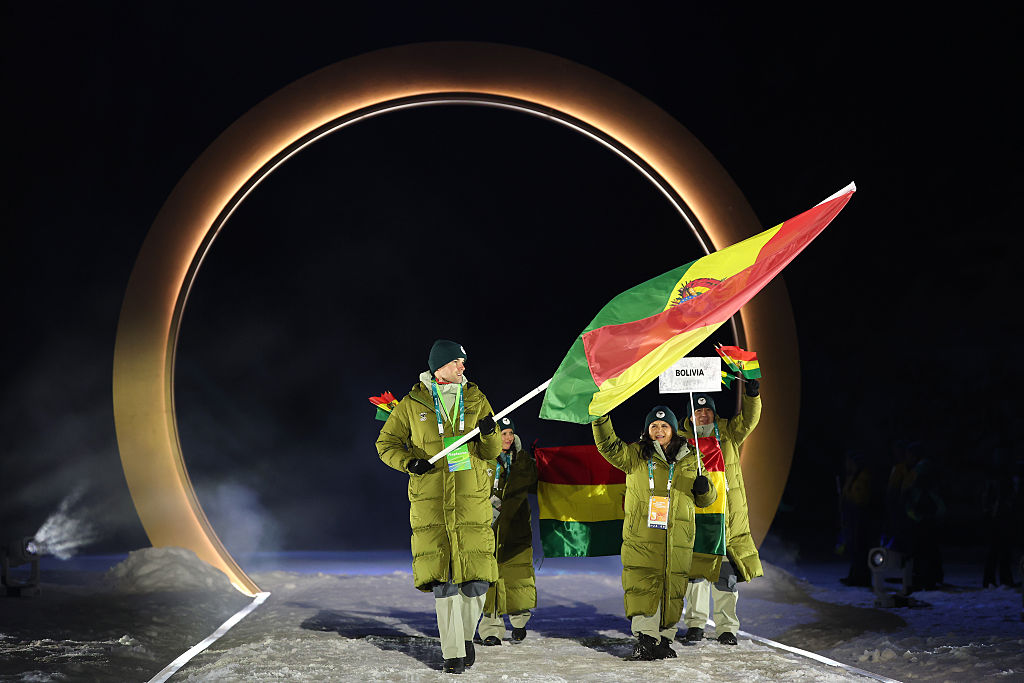 El abanderado Timo Juhani Gronlund, del equipo de Bolivia, entra junto a su equipo durante la ceremonia de inauguración de los Juegos Olímpicos de Invierno de Milano Cortina 2026 en el estadio de saltos de esquí de Predazzo el 6 de febrero de 2026 en Val di Fiemme, Italia. (Foto de Maddie Meyer/Getty Images)