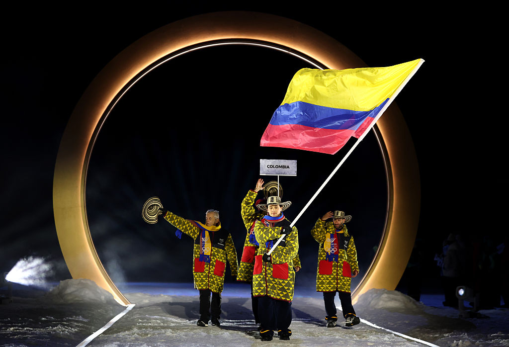 El abanderado Fredrik Fodstad, del equipo de Colombia, entra al estadio junto con el resto del equipo durante la ceremonia de inauguración de los Juegos Olímpicos de Invierno de Milano Cortina 2026 en el estadio de saltos de esquí de Predazzo, el 6 de febrero de 2026, en Val di Fiemme, Italia. (Foto de Maddie Meyer/Getty Images)