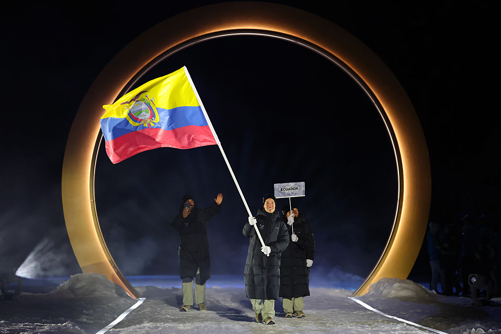 El abanderado Klaus Jungbluth Rodríguez, del equipo de Ecuador, entra al estadio junto a su equipo durante la ceremonia de inauguración de los Juegos Olímpicos de Invierno Milano Cortina 2026 en el estadio de saltos de esquí de Predazzo, el 6 de febrero de 2026, en Val di Fiemme, Italia. (Foto de Maddie Meyer/Getty Images)