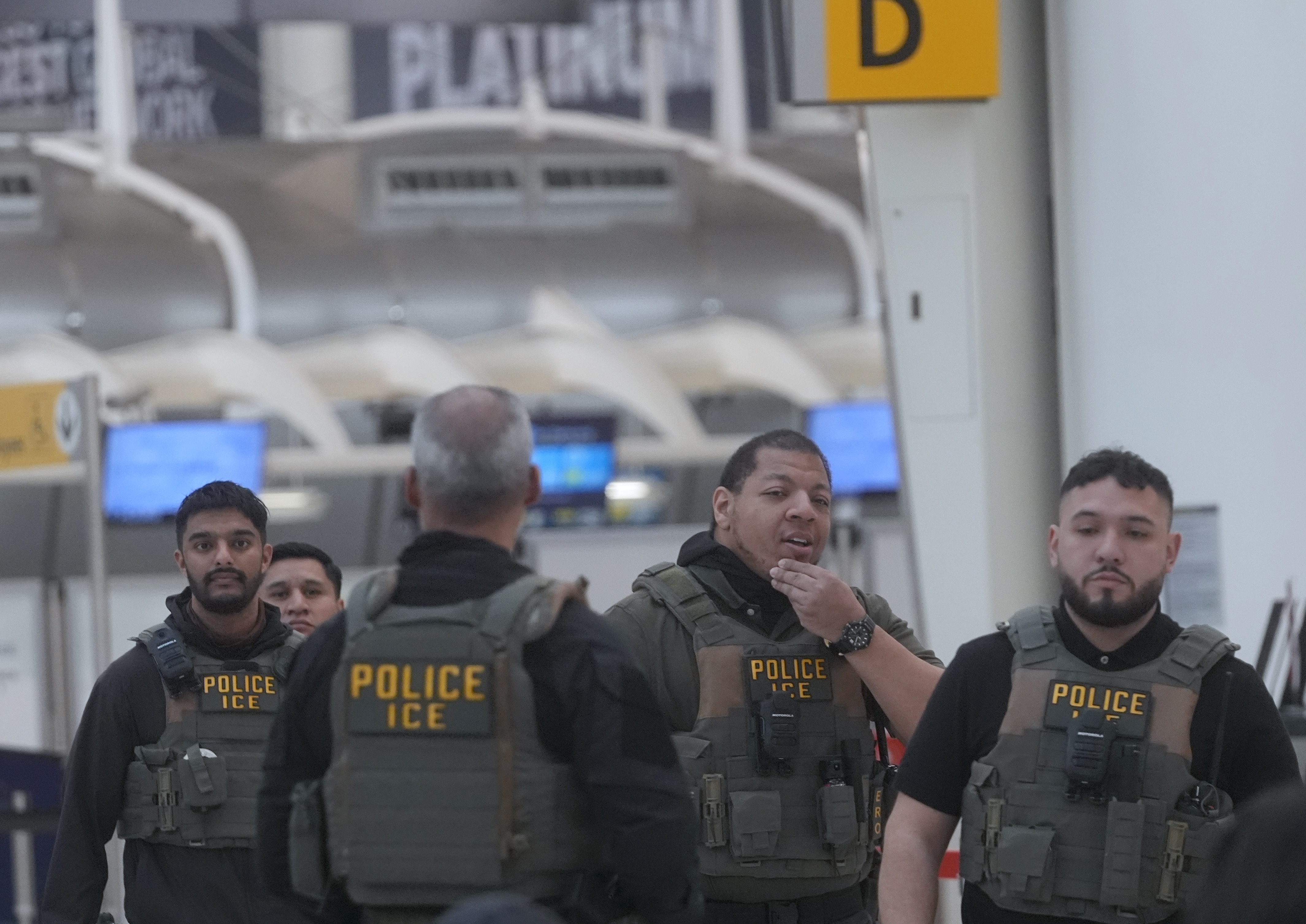 ¿Qué está haciendo ICE en los aeropuertos?, según fuentes de NBC News