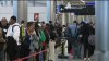 Agentes del ICE llegan al aeropuerto Dulles; Trump intenta reducir tiempos de espera